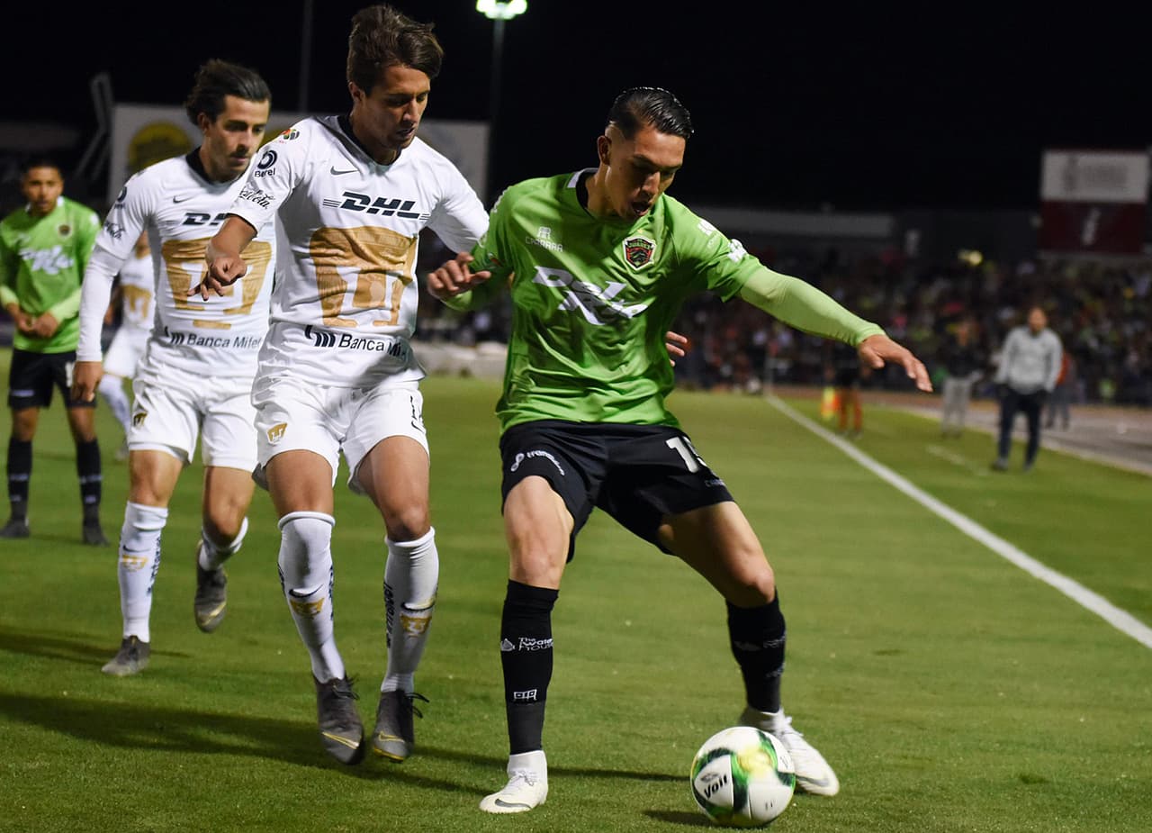 En acciones ya de la segunda mitad, Carlos Gutiérrez y Francisco Nevarez en un rincón del campo en disputa por el esférico, el aprtido se reanudó con buen ritmo.