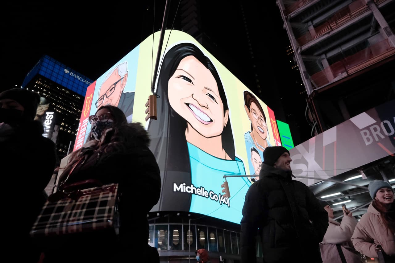 Cientos de personas se reunieron en Times Square el martes por la noche para una vigilia masiva en memoria de Michelle Go, la mujer que murió tras ser empujada a las vías del subway por un hombre mentalmente inestable.