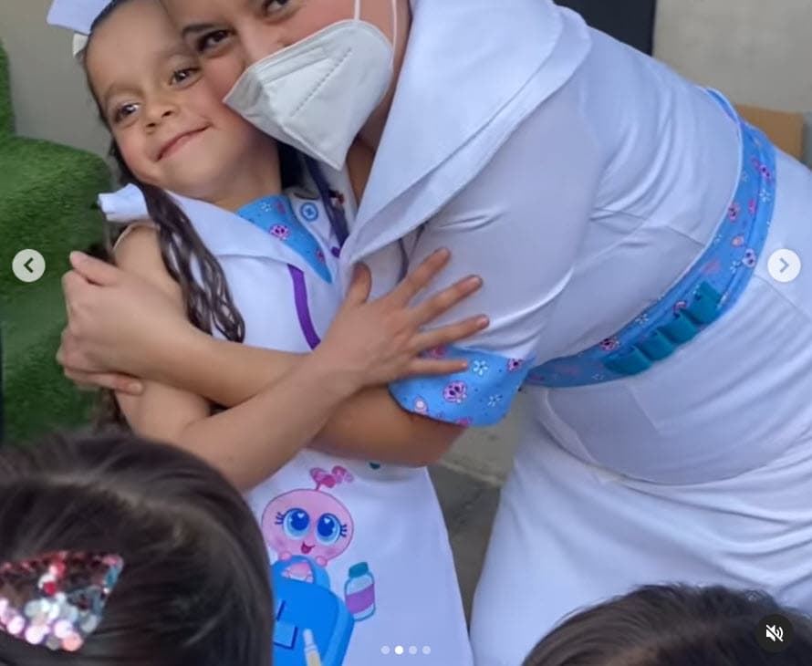 Además, una enfermera fue parte del festejo para simular una enfermería y la niña estuvo muy contenta con esa presencia. 
<br>
