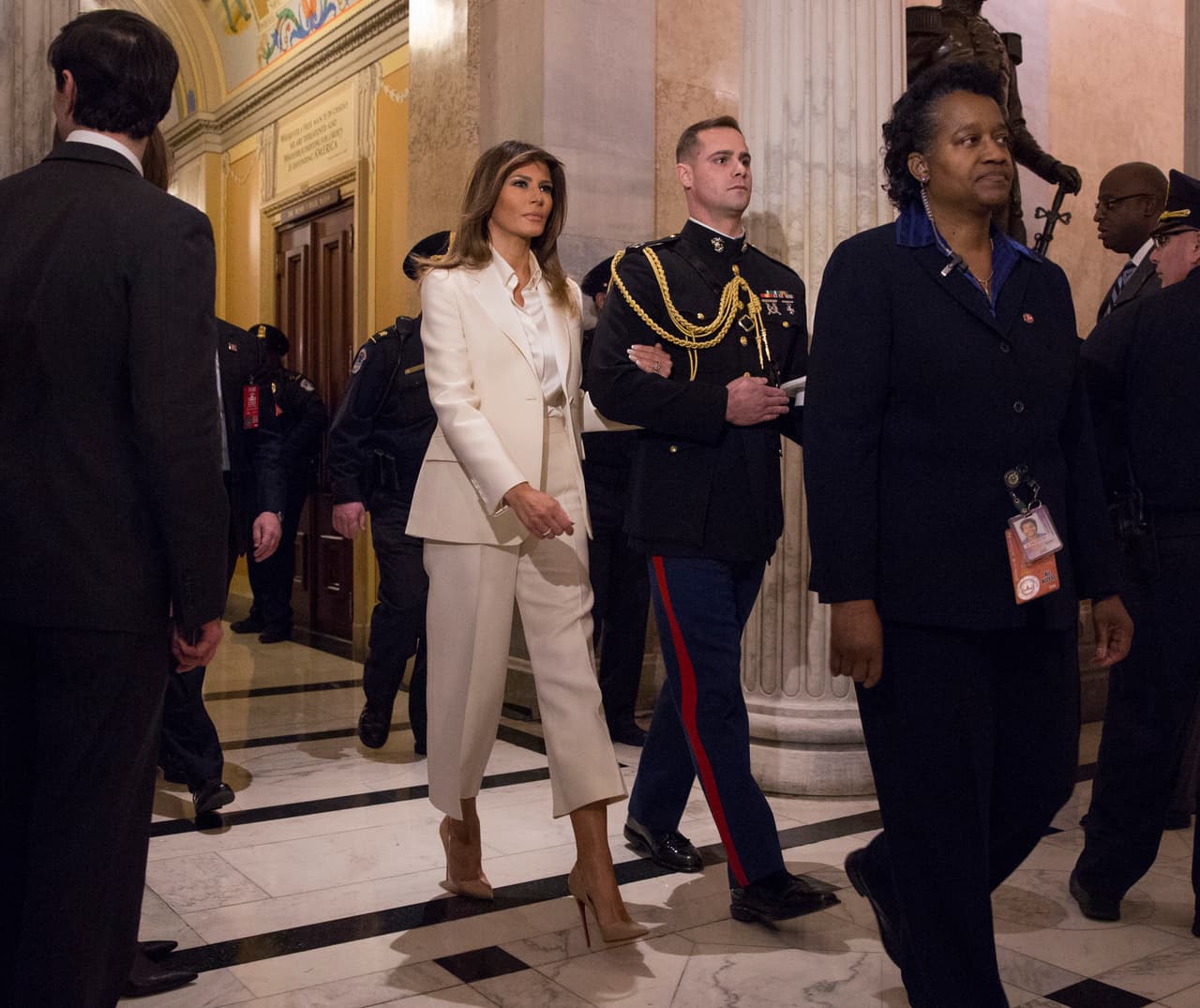 Un año antes, en febrero de 2017, Melania Trump hacía una elección completamente opuesta. Apareció en el Capitolio con un traje sastre pantalón de la marca francesa Dior completamente de blanco, que de nuevo tejía una narrativa opuesta a la que habían elegido las políticas opositoras de su marido.