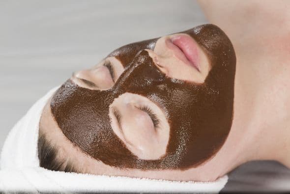 Moss aconsejó limitar la exfoliación a dos veces por semana, alternar los días y hacerlo por la noche (de día, acompáñala con protección solar).