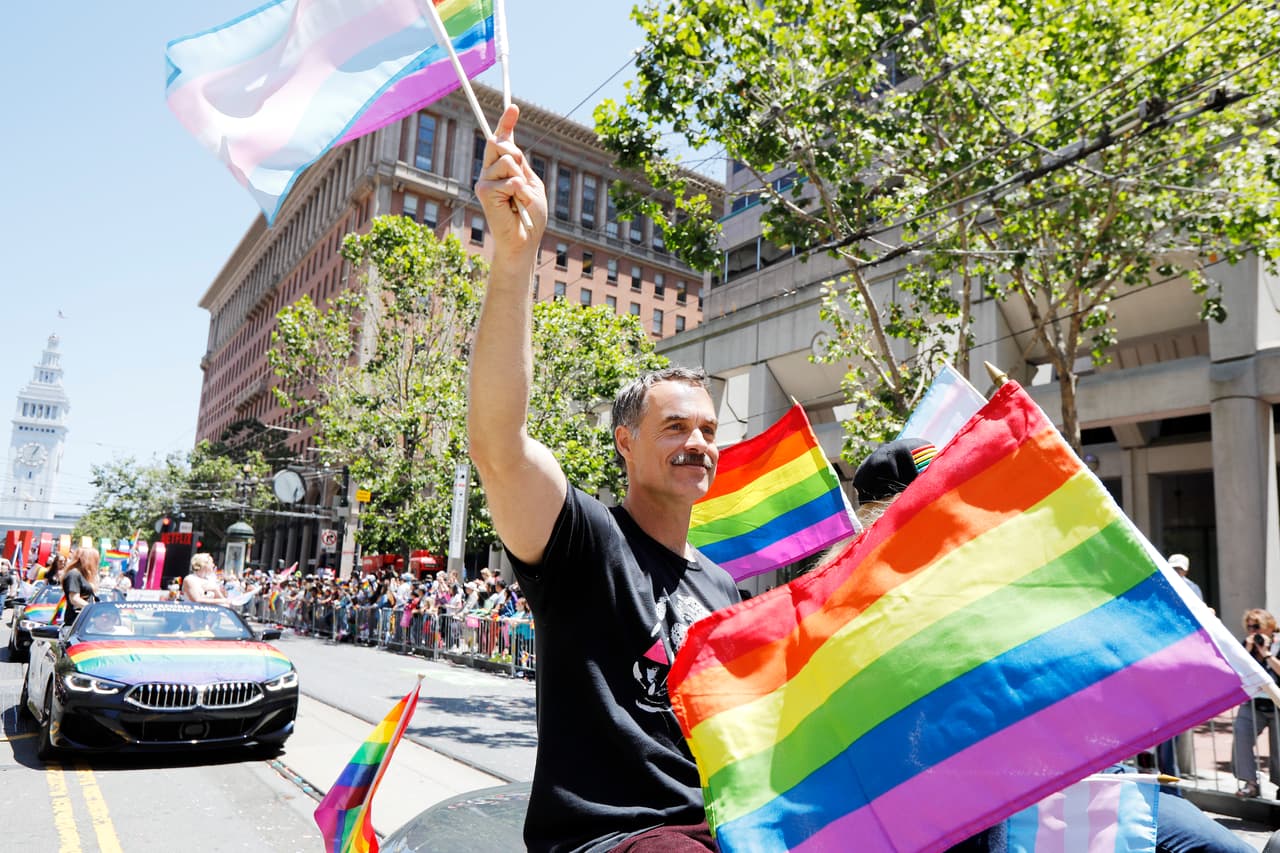 La ciudad cuenta con una de las comunidades LGBTQ más grandes de todo el mundo, y eso se notó este fin de semana cuando sus calles se vistieron de colores con sus tradicionales desfiles y eventos, y la presencia de miles de locales y turistas que llenaron el corazón de San Francisco.
<br>