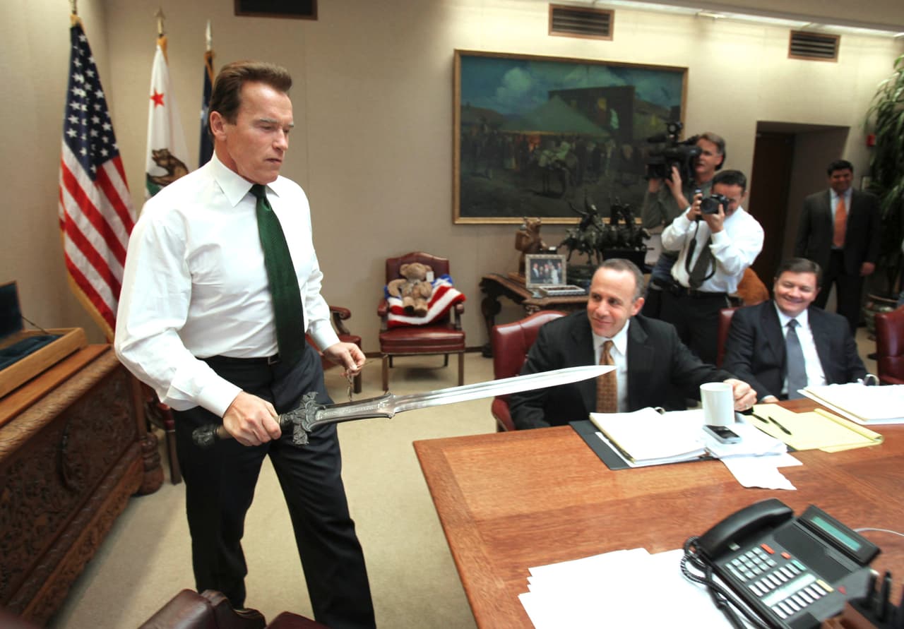 Schwarzenegger desenvainó la espada de Cónan el Bárbaro al iniciar las negociones en 2009 con los demócratas sobre el presupuesto, que debía ser recortado debido a la Gran Recesión.