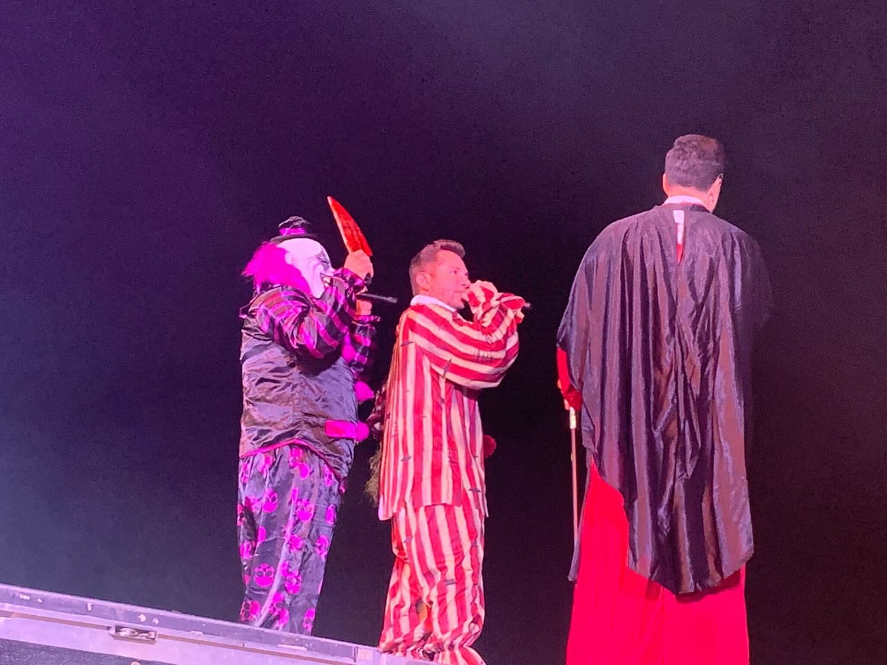 Sus aterradores disfraces encantaron al público, tanto como las canciones que tocaron durante su presentación.