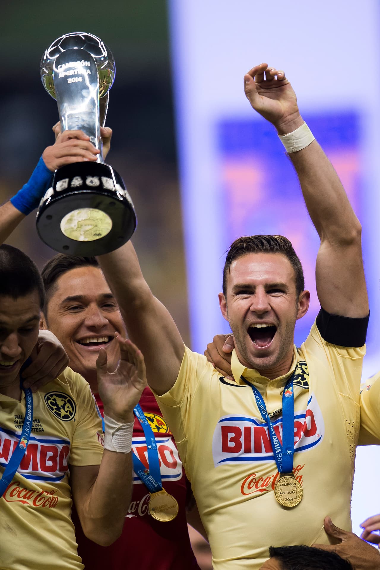 Consiguió dos campeonatos que adornaron con gloria su excelente pasó por allí.