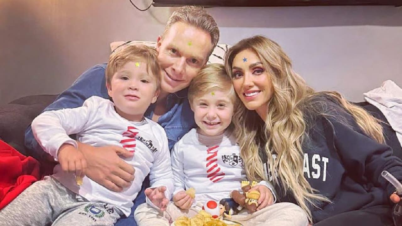 Anahí presume a sus hijos en concierto de RBD y sube a su primogénito a 'cantar'