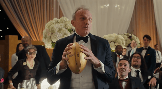 El legendario Joe Montana de los San Francisco 49ers, quien le lanzó un pase a Jerry Rice y que fue interceptado por Deion Sanders. Vaya locura de anuncio.