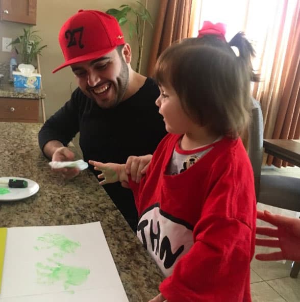 Compartiendo un lindo momento pintando con su nena.