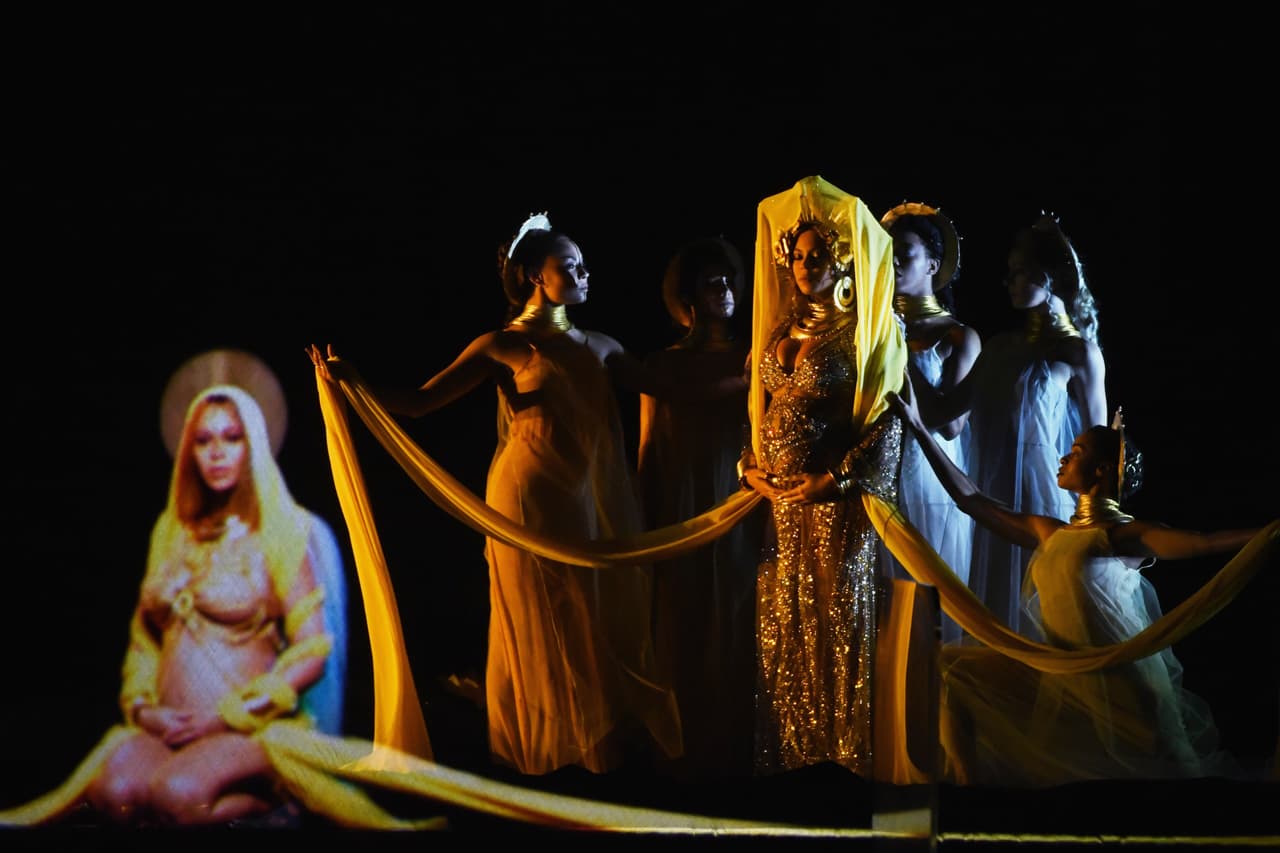 Acompañada solo por mujeres, la cantante presentó imágenes de su madre y su hija Ivy.