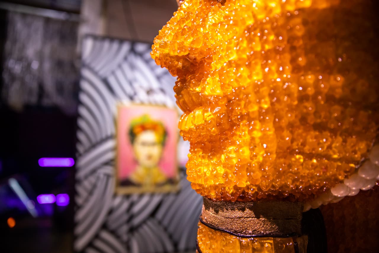 Esta majestuosa creación está hecha de ositos de goma, bloques de construcción de goma, caramelos, chiclets y cinturones amargos. (78K caramelos, 317 horas de construcción y 8.932KG de azúcar)