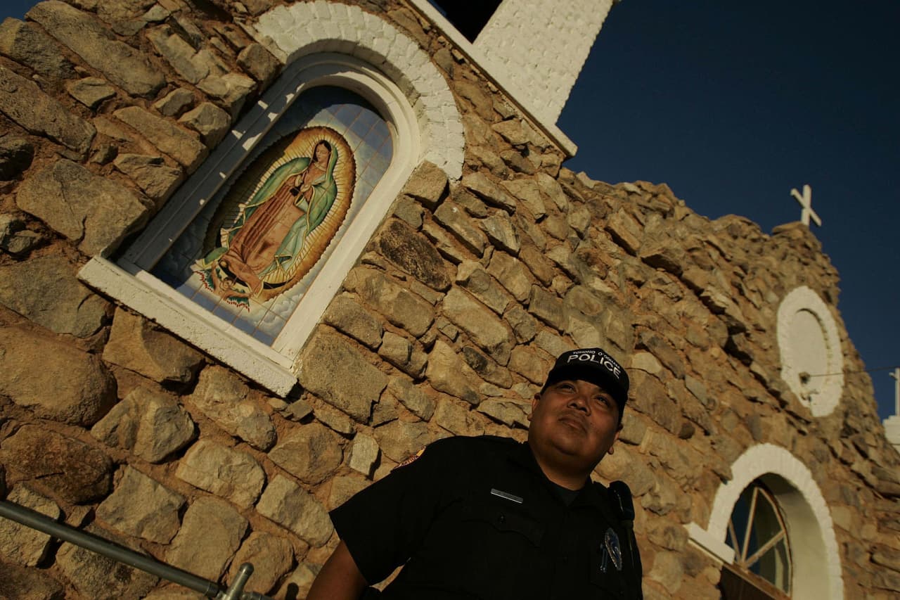 Corte ordena a grupos de Arizona cesar el acoso a iglesias que acogen inmigrantes