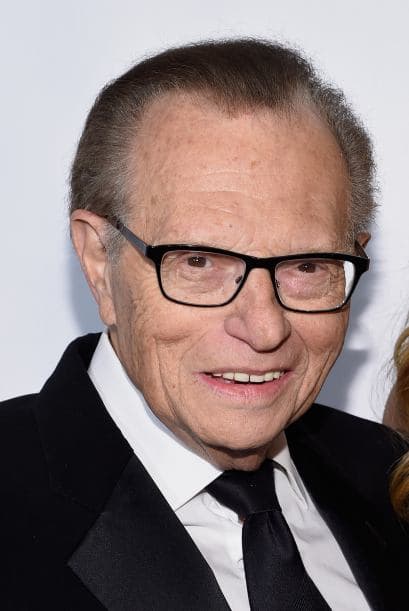 El 2 de enero se supo de 
<b><a href="https://www.univision.com/famosos/larry-king-tiene-covid-hospitalizado-87-anos" target="_blank">la hospitalización del legendario entrevistador estadounidense Larry King</a></b>, de 87 años, a causa del covid-19. El presentdaor dejó la sala de terapia intensiva el 5 de enero y mostraba mejoría.