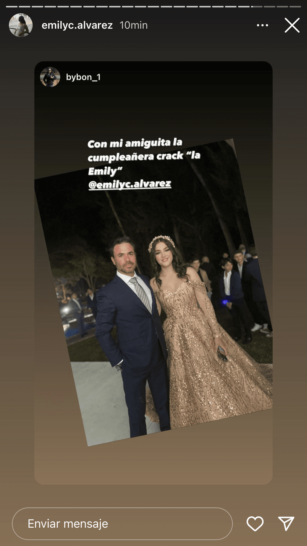 Unos 'jumpsuits' pueden costar entre los
<b>700 a mil dólares</b>. Además, por lo que Emily Álvarez compartió en Instagram, no solo usó uno sino dos diseños. En la fiesta se le vio con este en tonalidad dorada.