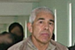 Al año siguiente, 
<b>Camarena estuvo a punto de descubrir un oleoducto de drogas de un millón de dólares desde México a Estados Unidos, </b>pero antes de que pudiera exponer la operación, el agente federal fue 
<a href="https://www.univision.com/temas/secuestro">secuestrado</a> en Guadalajara, México, supuestamente por órdenes directas del narcotraficante. 
<br>
<br>El cuerpo de Camarena, con signos de tortura, fue encontrado un mes después.
<br>
<br>Tras 28 años en una prisión mexicana fue liberado al conseguir un amparo, decisión que enfureció a Estados Unidos. 
<br>
<br>El pasado miércoles
<b> <a href="https://www.univision.com/arizona/rafael-caro-quintero-el-narco-de-narcos">Caro Quintero</a> alegó pobreza y ser un adulto mayor para evitar ser arrestado o extraditado, </b>luego de que un juez federal ordenara su detención.
<br>