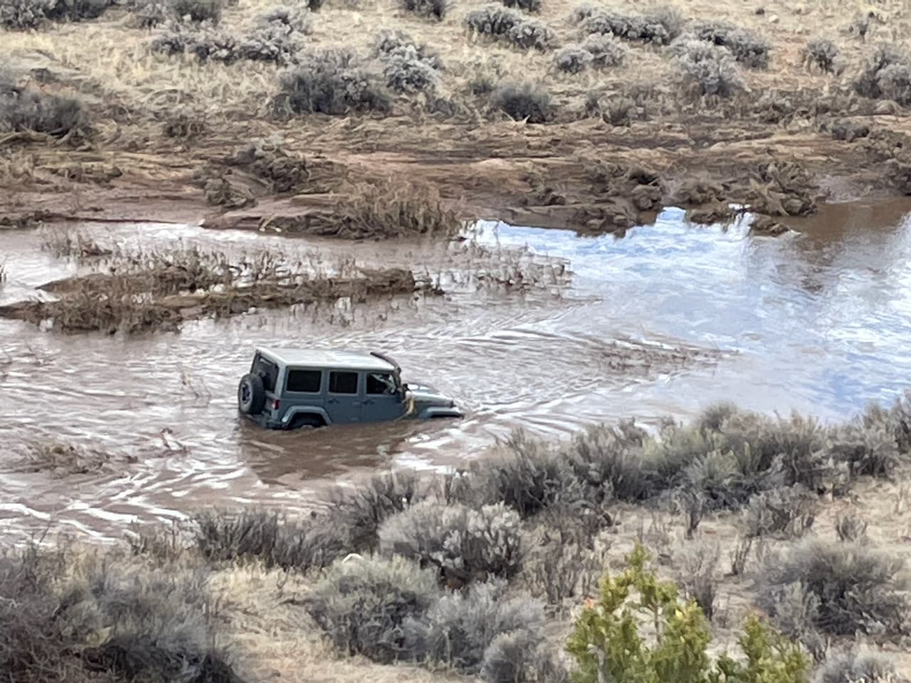 Al menos tres personas han muerto al trasladarse en autos arrastrados por las inundaciones en Arizona