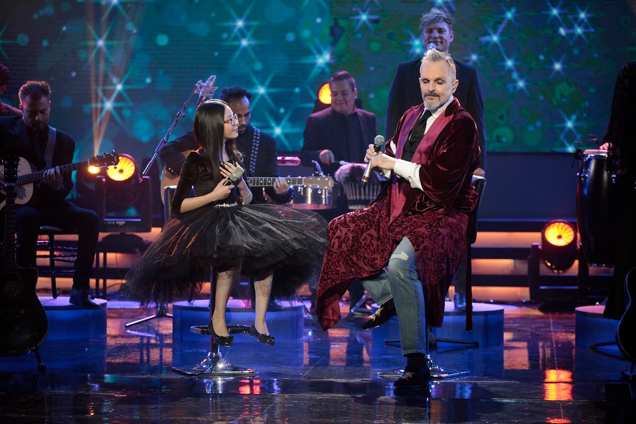 Miguel Bosé se preparó para comenzar: "Con la paz de las montañas, te amaré; con locura y equilibrio, te amaré. Con la rabia de mis años. Como me enseñaste a ser. Con un grito en carne viva, te amaré".
