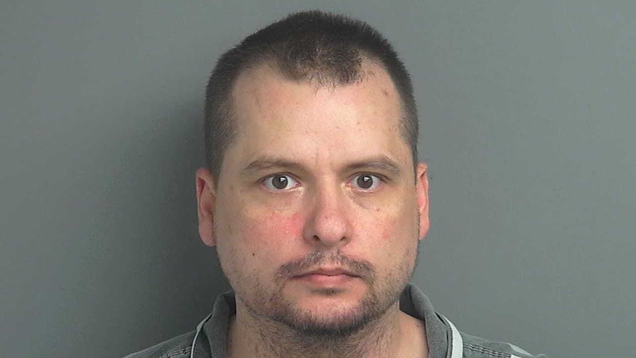 Herman Clayton Webb tiene orden de arresto por posesión y promoción de pornografía.