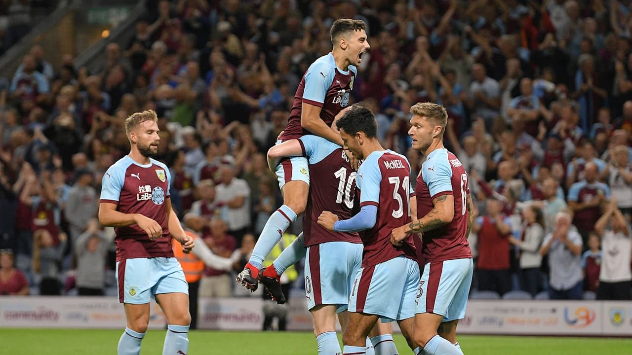 Burnley | Comparten colores con el Aston Villa y actualmente juegan en la Premier League. Han participado en las cuatro máximas ligas de Inglaterra y han conseguido dos títulos de Primera División. En la temporada 2018-19 compitieron en la UEFA Europa League.