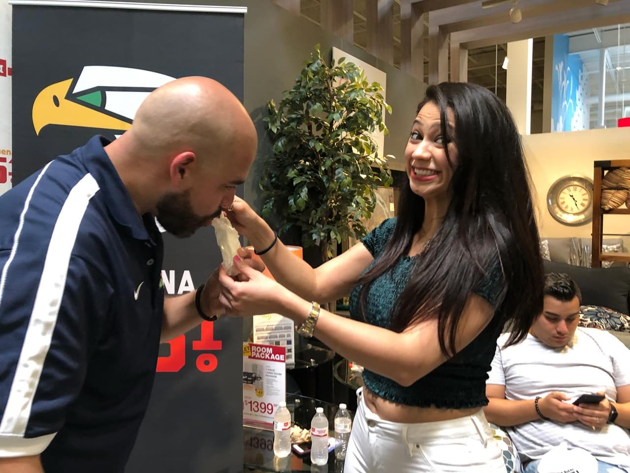 Lo que haya sido, quedó atrás y ahora Carla estaba feliz dándole comida al Pelón.