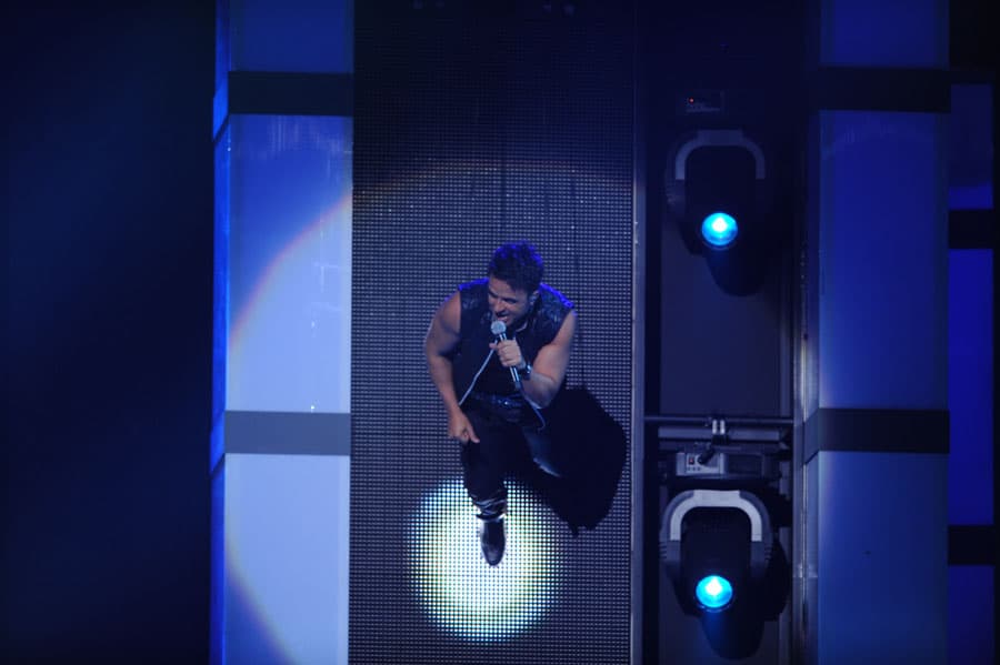 Luis Fonsi llegó al escenario en una pasarela vertical. Esa noche interpretó el tema que inmortalizó la agrupación Menudo en su momento, 'Claridad'.