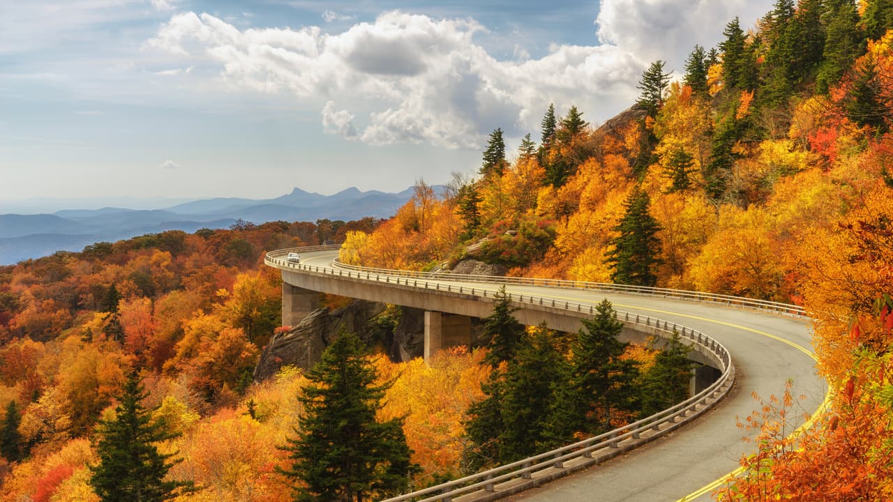 <b>Puesto 2. Blue Ridge Parkway</b>, una carretera entre Carolina del Norte y Virginia: 14,690,418 visitas en 2018. Esta área recreativa había obtenido el primer puesto de la lista en 2017.