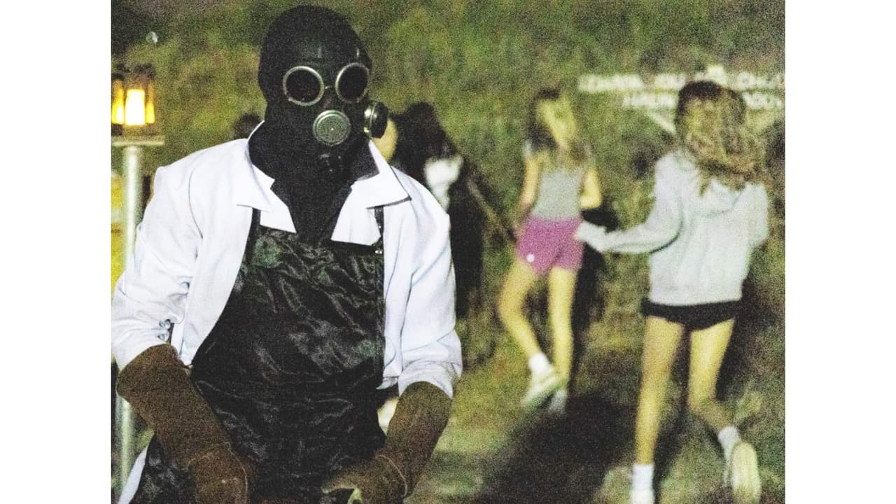 <b>Haunted Shadows Lake Trail</b>
<br>
<b>The Colony, Texas</b>
<br>Este es un recorrido, en parte al aire libre, y 
<b>la única guía es tu instinto de sobrevivencia</b>. Desde el 2010, este recorrido de terror ha impactado y gustado a muchos. Tiene varios actores y personajes muy terroríficos. El recorrido 
<b>toma en promedio entre 40-45 minutos</b> y es a lo largo de una milla, aproximadamente.