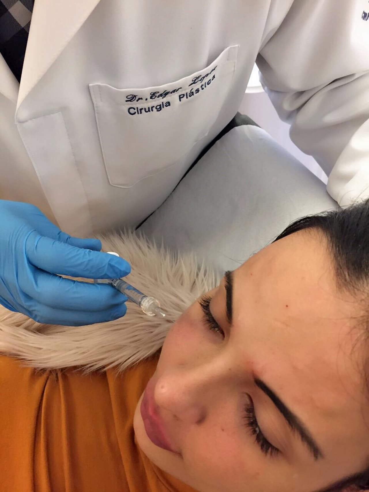 Los cien mil dólares restantes, para un total de $180,000, comprenden inyecciones faciales.