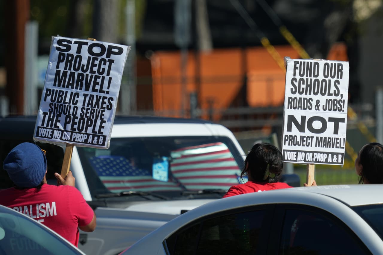 Pero no todos están a favor, también hay quienes se oponen a la Propuesta A y a la Propuesta B, plantea que el condado de unos 311 millones de dólares para la construcción del nuevo estadio de los San Antonio Spurs y su arena deportiva. Esta última Propuesta B ha generado polémica en los últimos meses, pues para el proyecto se necesitan más de mil millones de dólares, que se dividirían entre la ciudad de San Antonio,el Condado de Bexar y los Spurs.