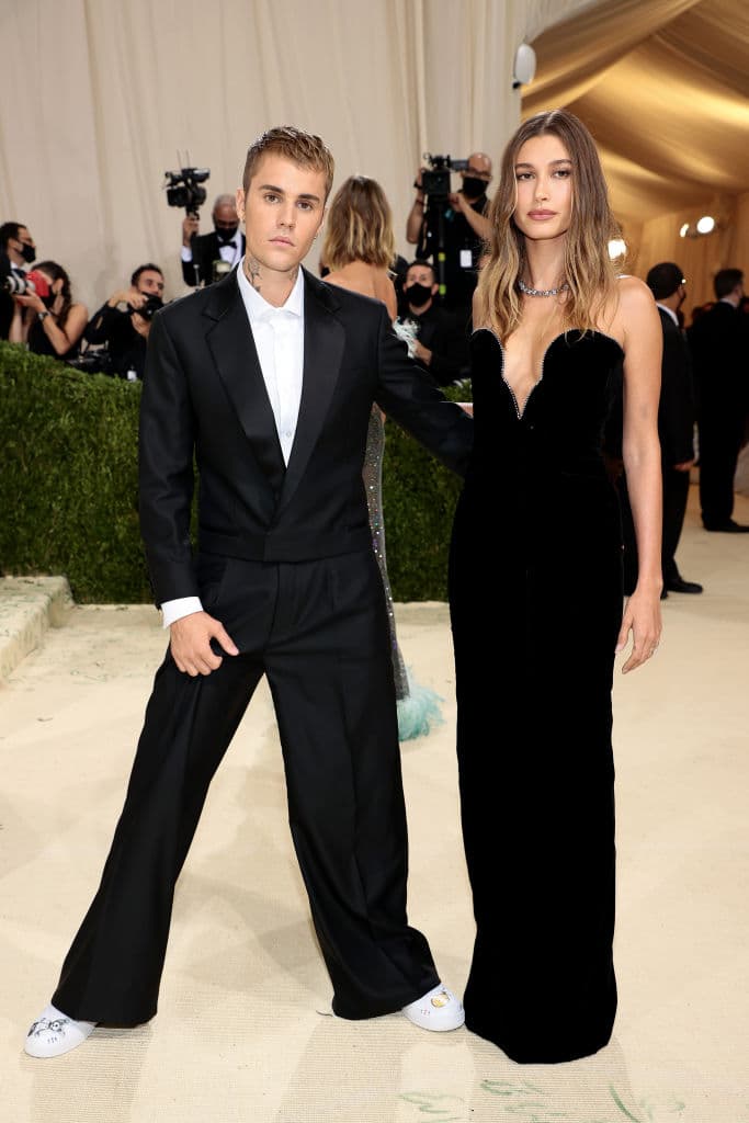 Justin Bieber y su esposa Hailey Bieber, también estuvieron a la altura del evento, aunque el cantante sorprendió con sus zapatos deportivos y el pantalón ancho.