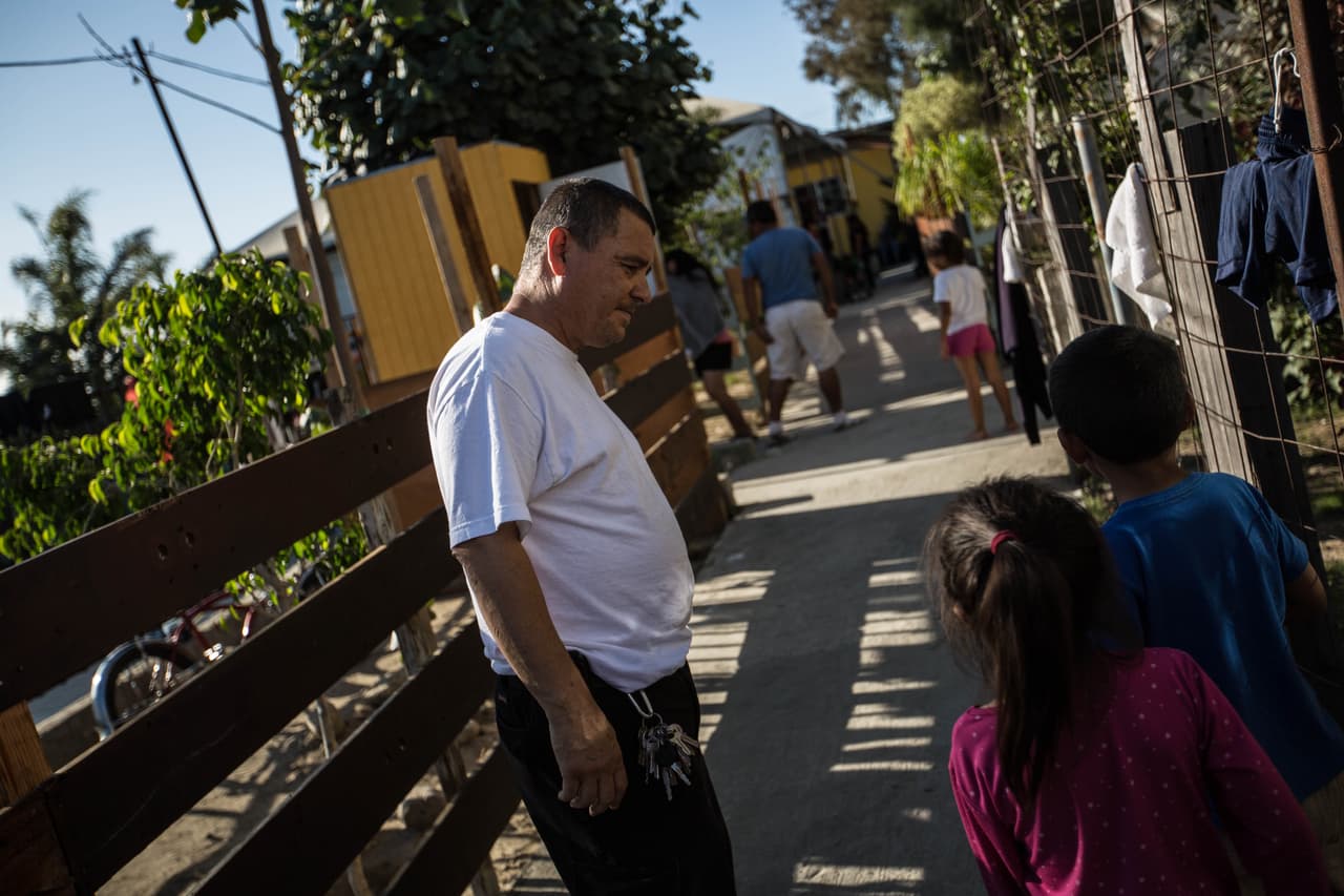 En el albergue Ágape también tienen los mismos problemas, pero los migrantes —aunque bastante apretados— pueden descansar en literas. En una cama pueden dormir hasta dos y tres personas para aprovechar el espacio y permitir la entrada de más gente. Pero 
<b>en este refugio han tenido incidentes mayores, como el de hace unos meses cuando se les infiltró un coyote</b> que se hizo pasar por migrante y terminó llevándose a varias personas, entre ellas a menores de edad; o como el día en que miembros de un cártel de la zona llegaron encapuchados buscando a un hondureño porque, aseguraban, había robado a la esposa de uno de los líderes de la organización criminal.