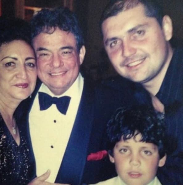 "Mi padrino,
<b><a href="https://www.univision.com/musica/reyli-barba-ingreso-a-clinica-de-rehabilitacion" target="_blank"> mi primer padrino</a></b>, el primero que me habló de AA" fue José José, contó el exvocalista de Elefante en el programa 
<b><a href="https://www.youtube.com/watch?v=7wqg7Ymwp8g" target="_blank">'La saga'</a></b> en agosto pasado.