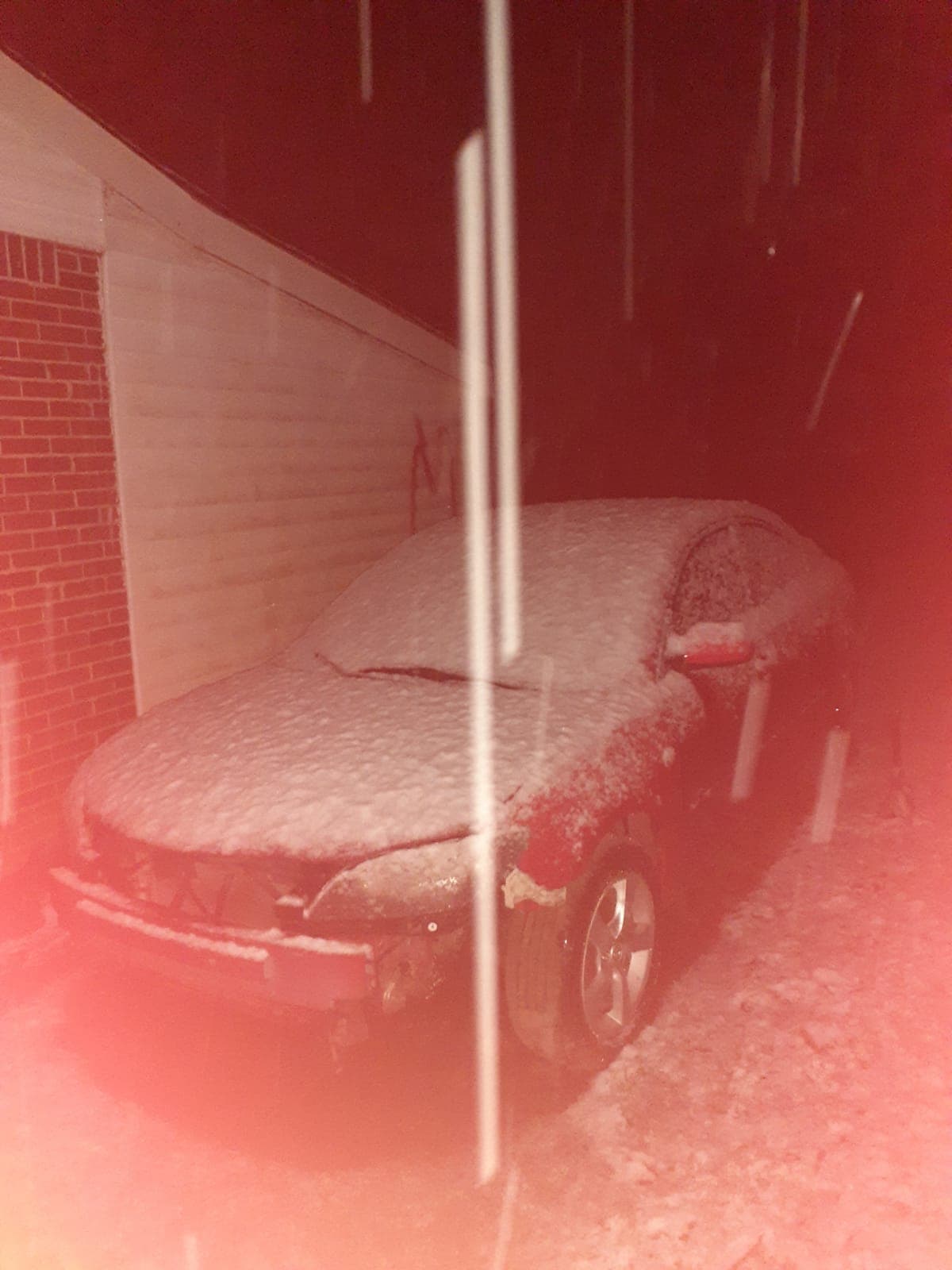Milly Centeno nos envi´o está foto desde Gainesville. La nieve cubrió parte del carro.