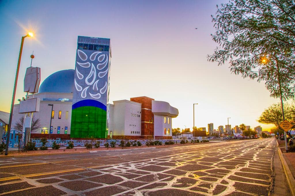 Si has manejado en la Interestatal 10 hacia el centro de Phoenix, es posible que hayas visto una estructura bajo construcción. 
<br>