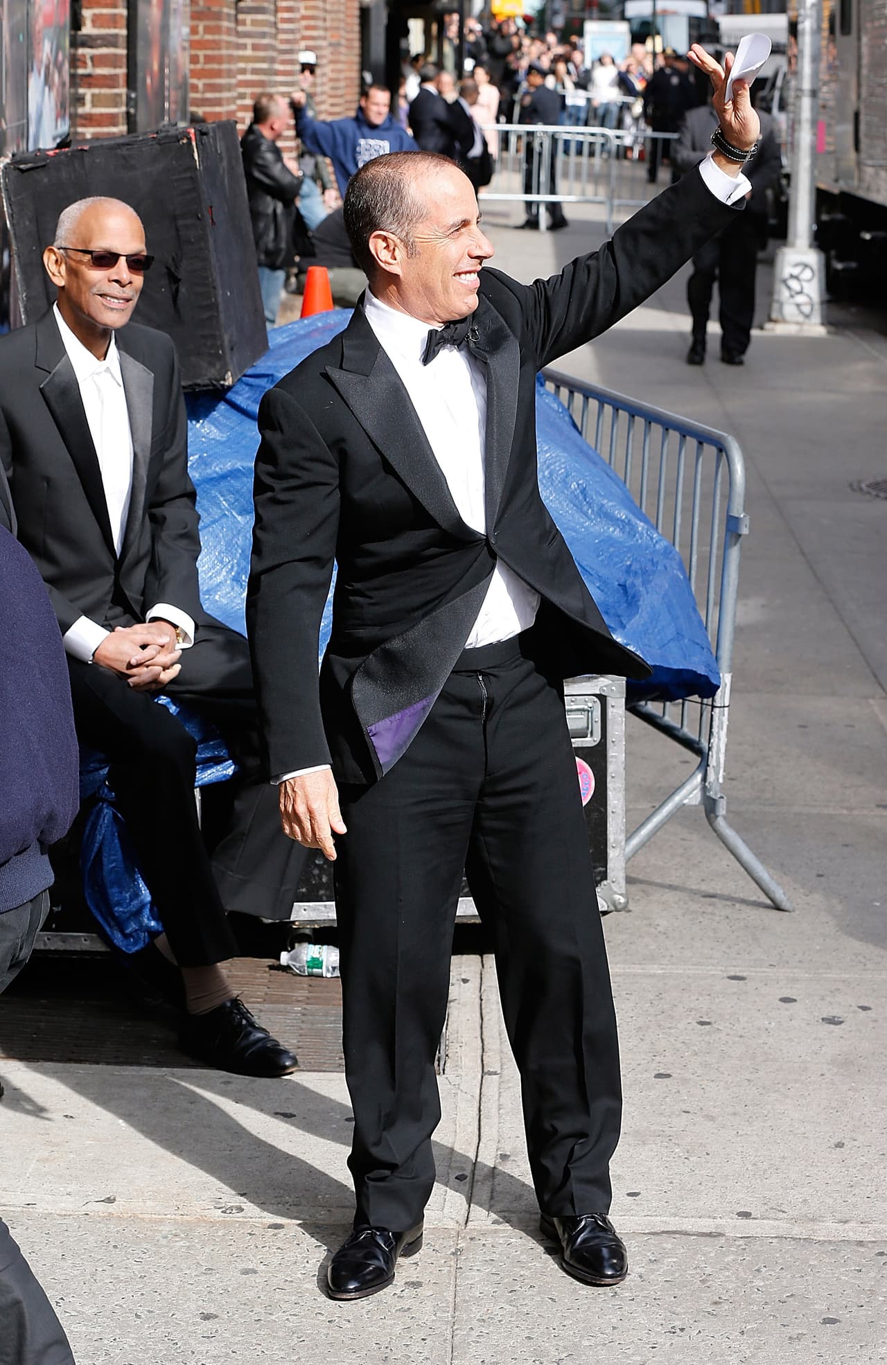 Jerry Seinfeld saludando a la gente