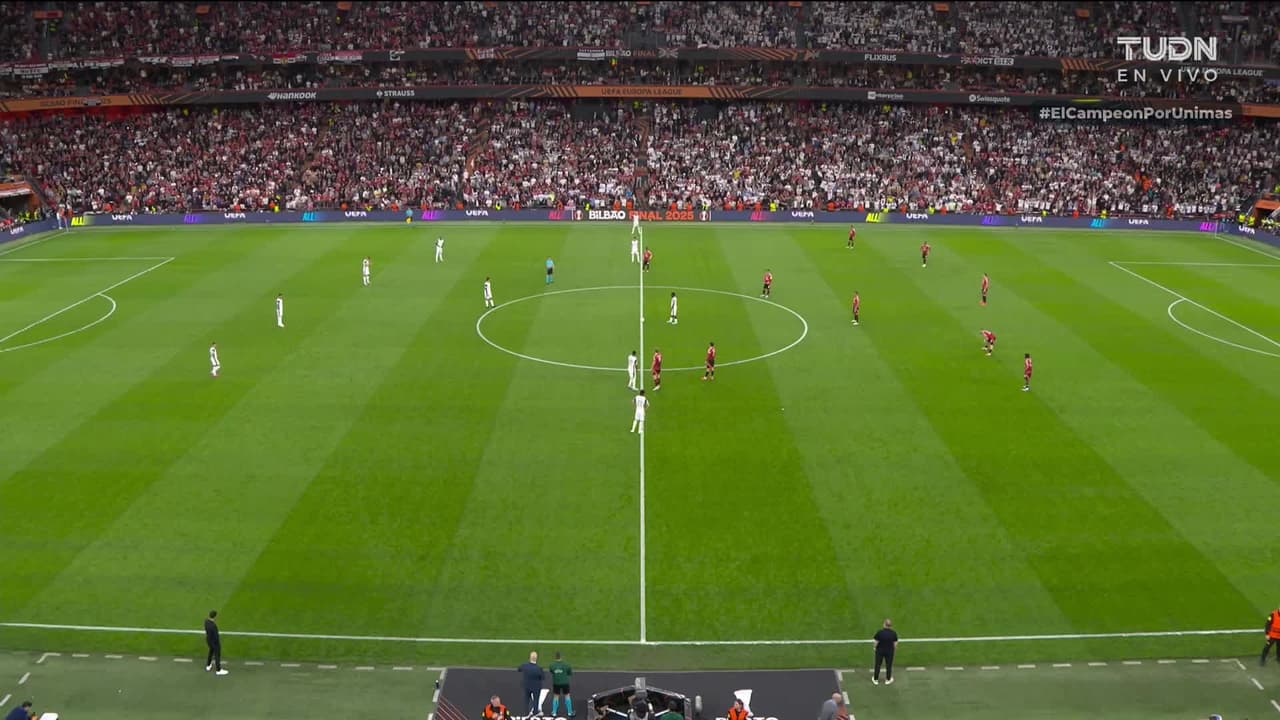 Arranca el partido y la pelota está en juego.