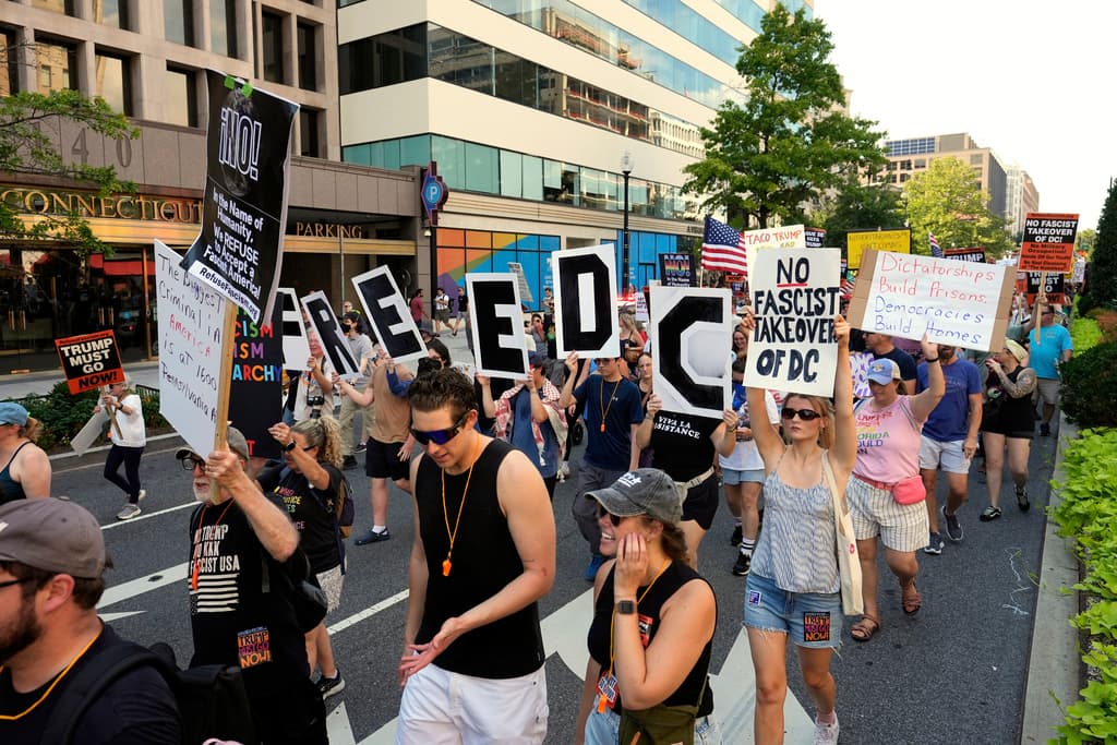 <b>La escala en DC involucró miles de participantes</b>, con estimaciones variando de cientos iniciales en Dupont Circle a multitudes mayores en marchas. Estudiantes de la Universidad Howard se unieron, defendiendo libertad de expresión en un ambiente de fuerte presencia policial, reflejando una diversidad generacional en la resistencia contra políticas percibidas como opresivas.
<br>