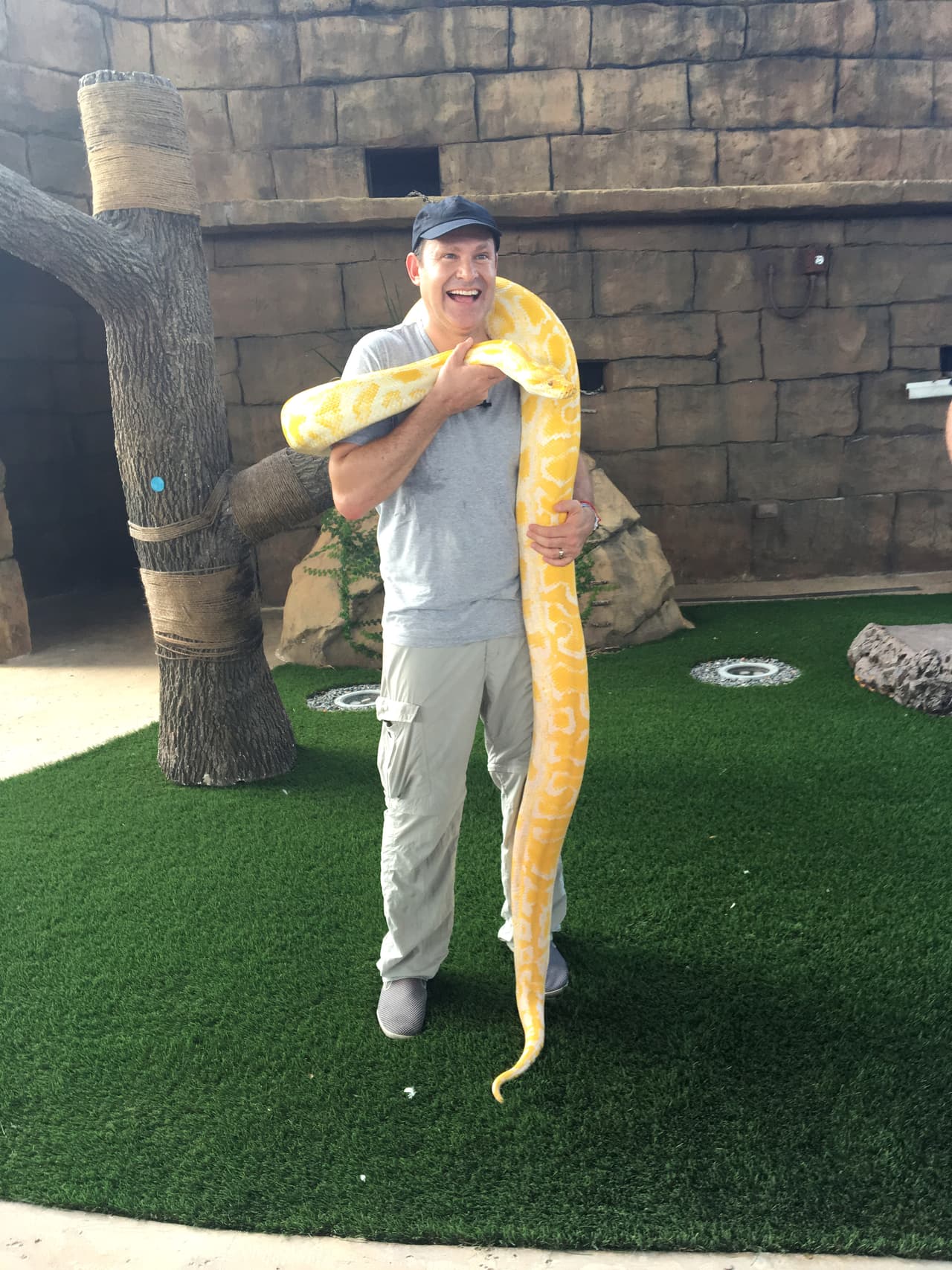 Aunque Alan sonreía para la foto, la verdad es que quería salir corriendo de miedo.