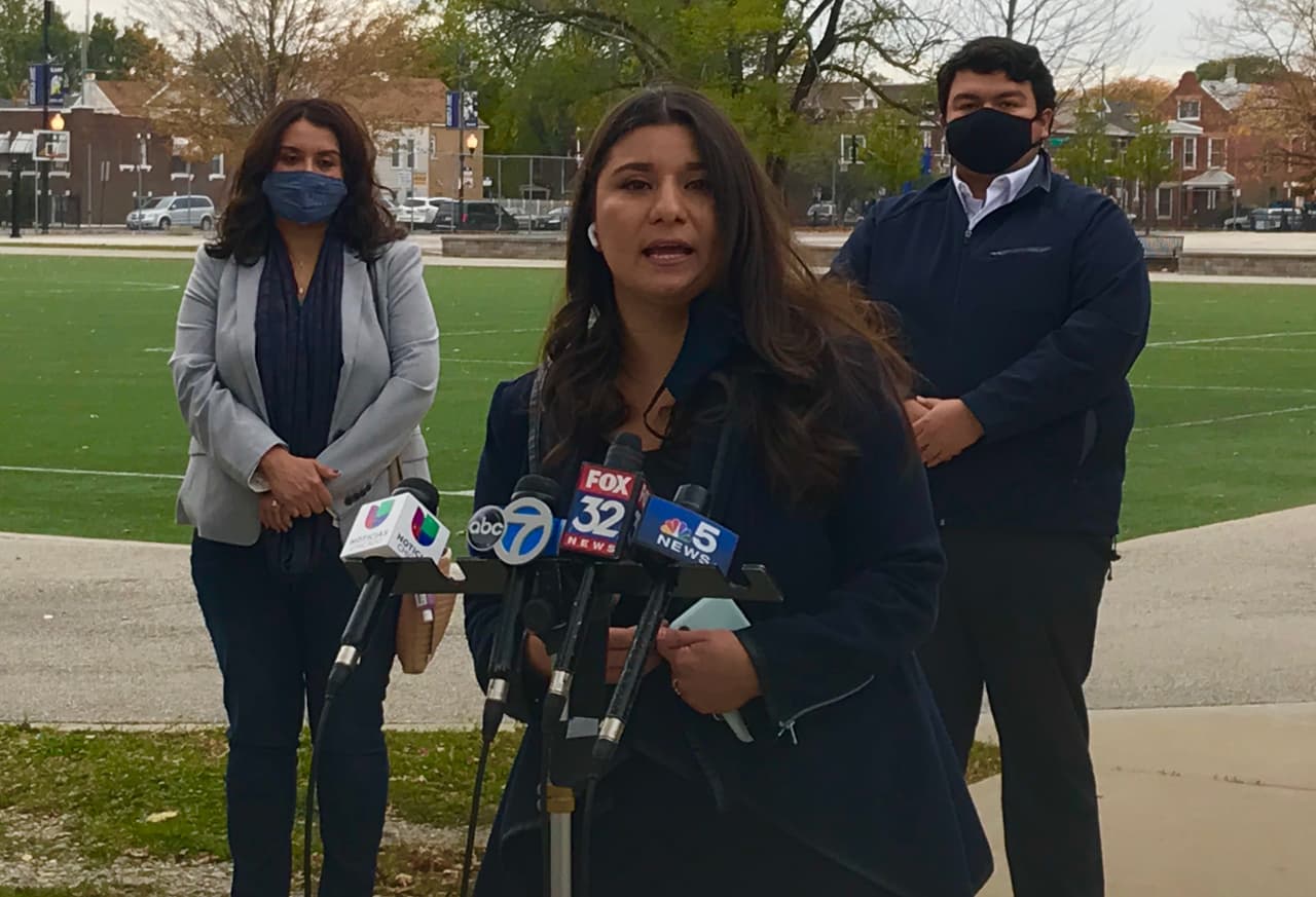 Presidenta Junta Electoral de Chicago, Marisel Hernández dando un discurso en el primer día de votación temprana en Pilsen.