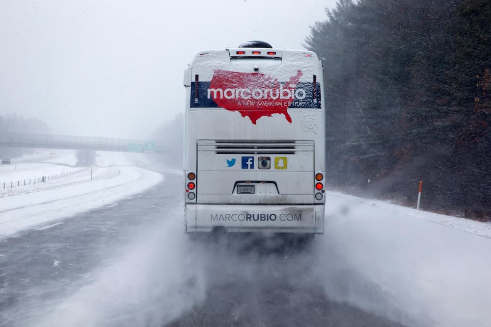 El autobús de Rubio rodando en medio del paisaje invernal de New Hampshire