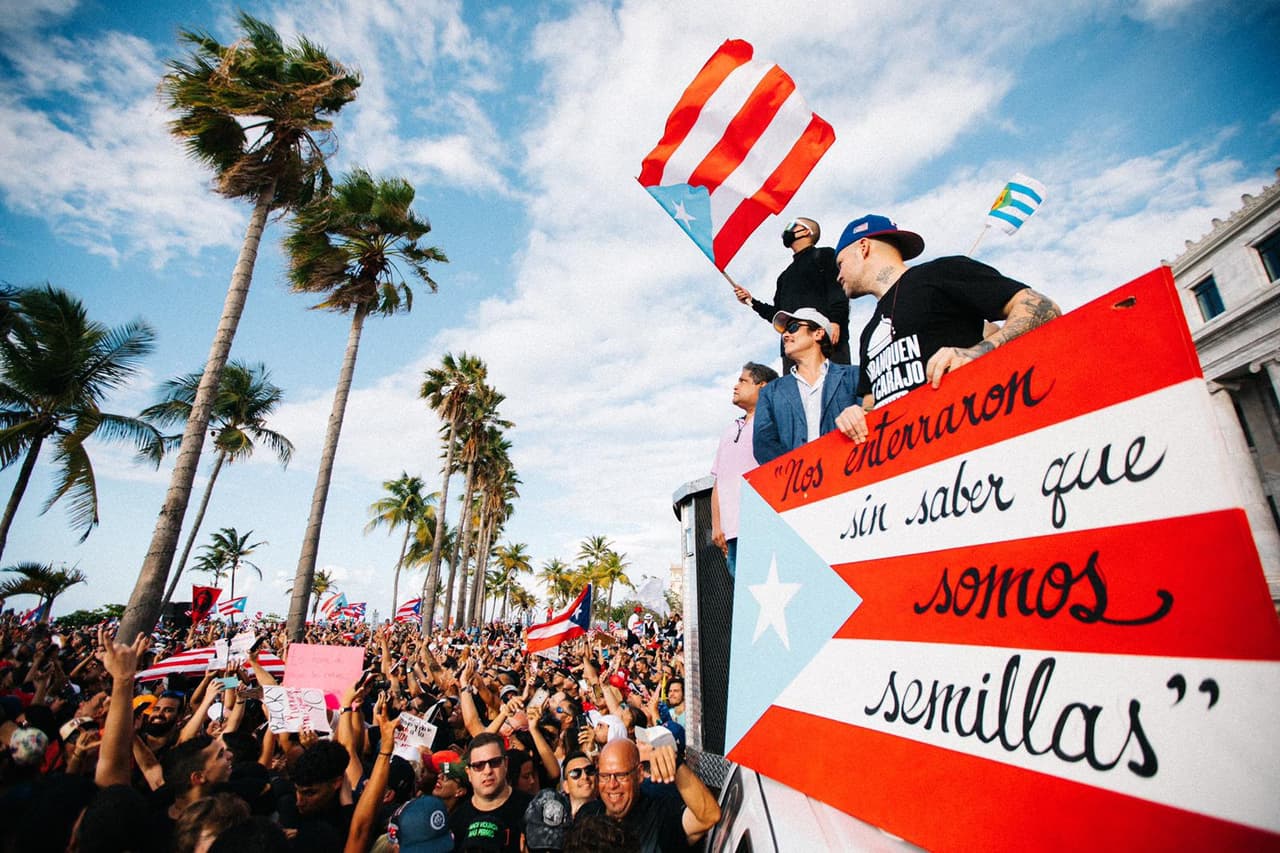 <b><a href="https://www.univision.com/famosos/a-benicio-del-toro-le-roban-joyas-pasaportes-y-17-000-dolares-en-efectivo-en-puerto-rico">El actor Benicio del Toro</a></b>, ganador del premio Oscar por 'Traffic', viajó a la isla en la cual nació para formar parte de este reclamo masivo. Lo vemos con una chaqueta azul entre Residente y Bad Bunny.