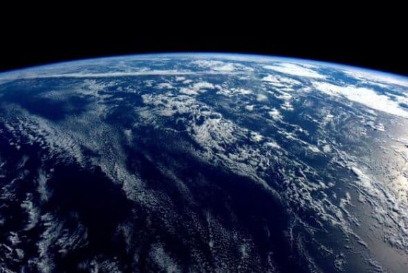 Buenas noches desde el espacio. Nuestro planeta es casi todo océano y es tan bonita. Fotos: @astro_reid