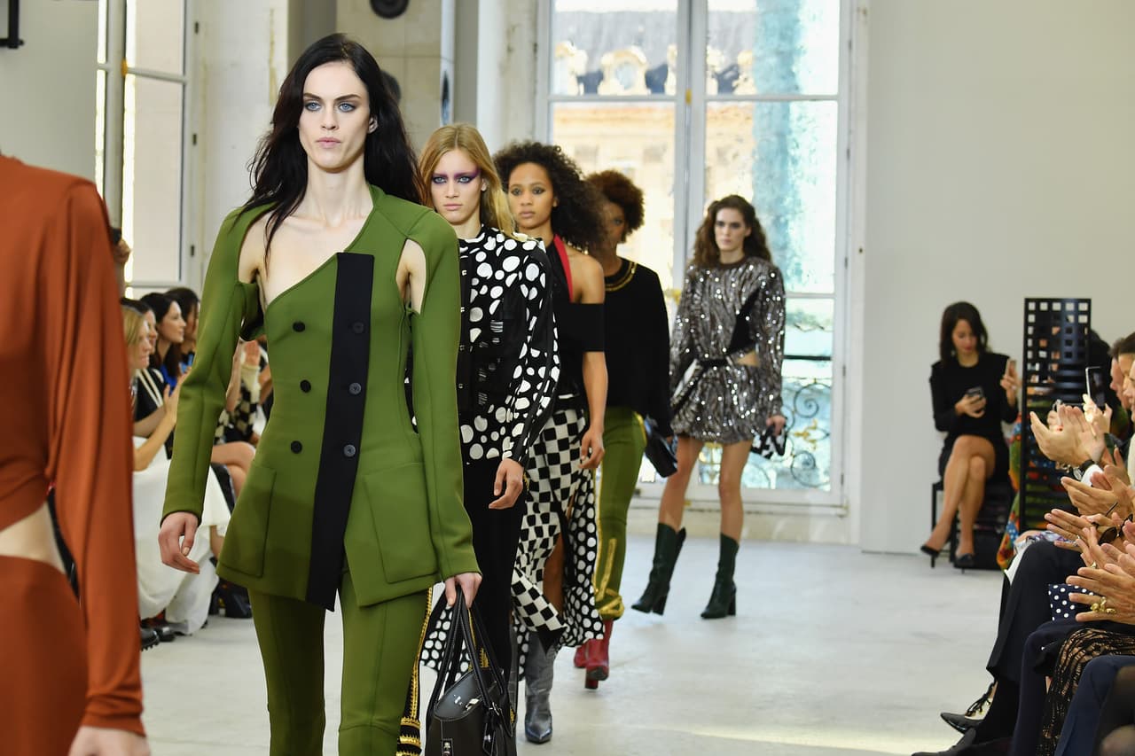 Modelos al final de uno de los desfiles del paris Fashion Week.