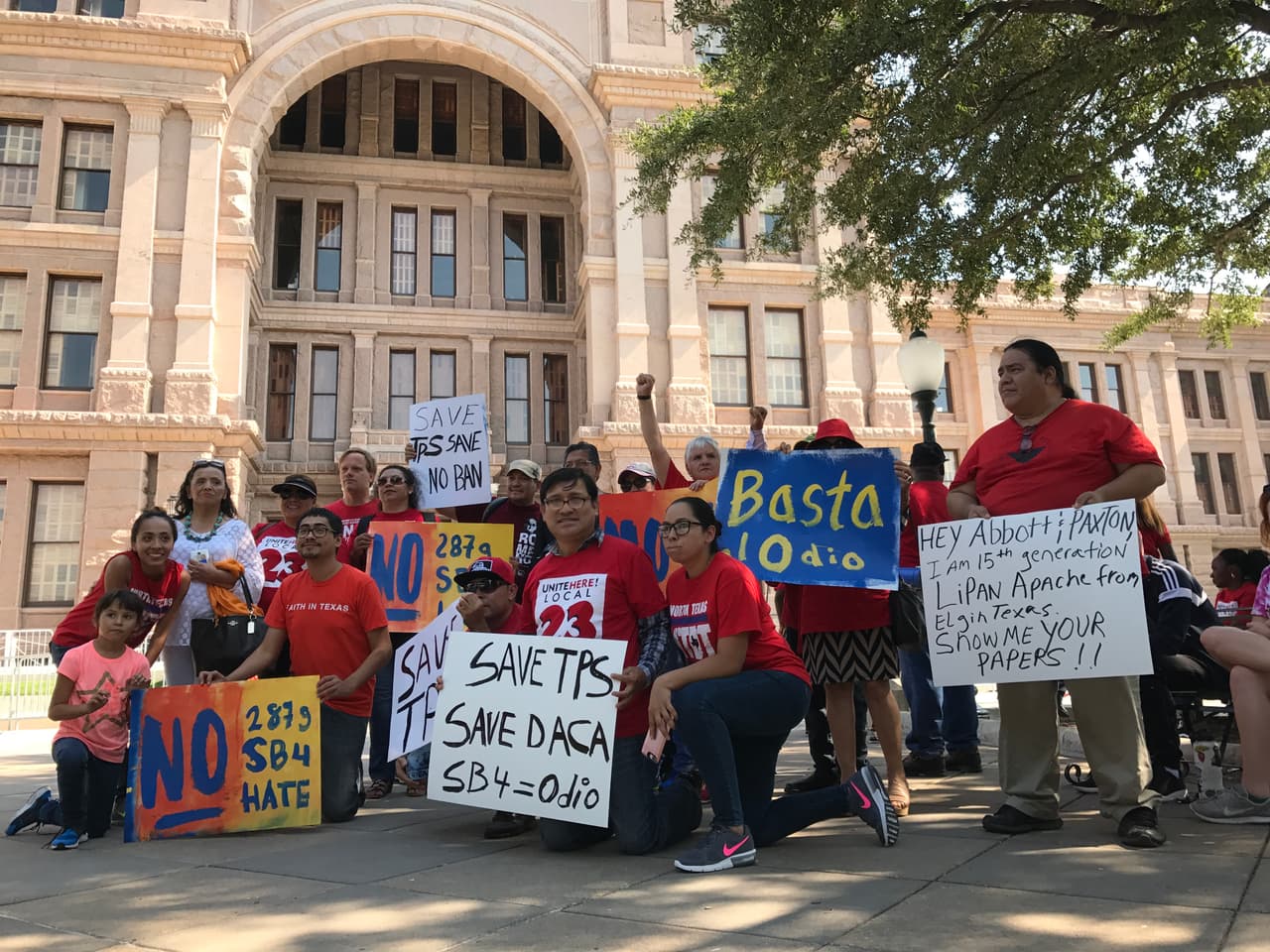 Muchos de los que rodearon el Capitolio de texano llegaron de diferentes ciudades del estado.