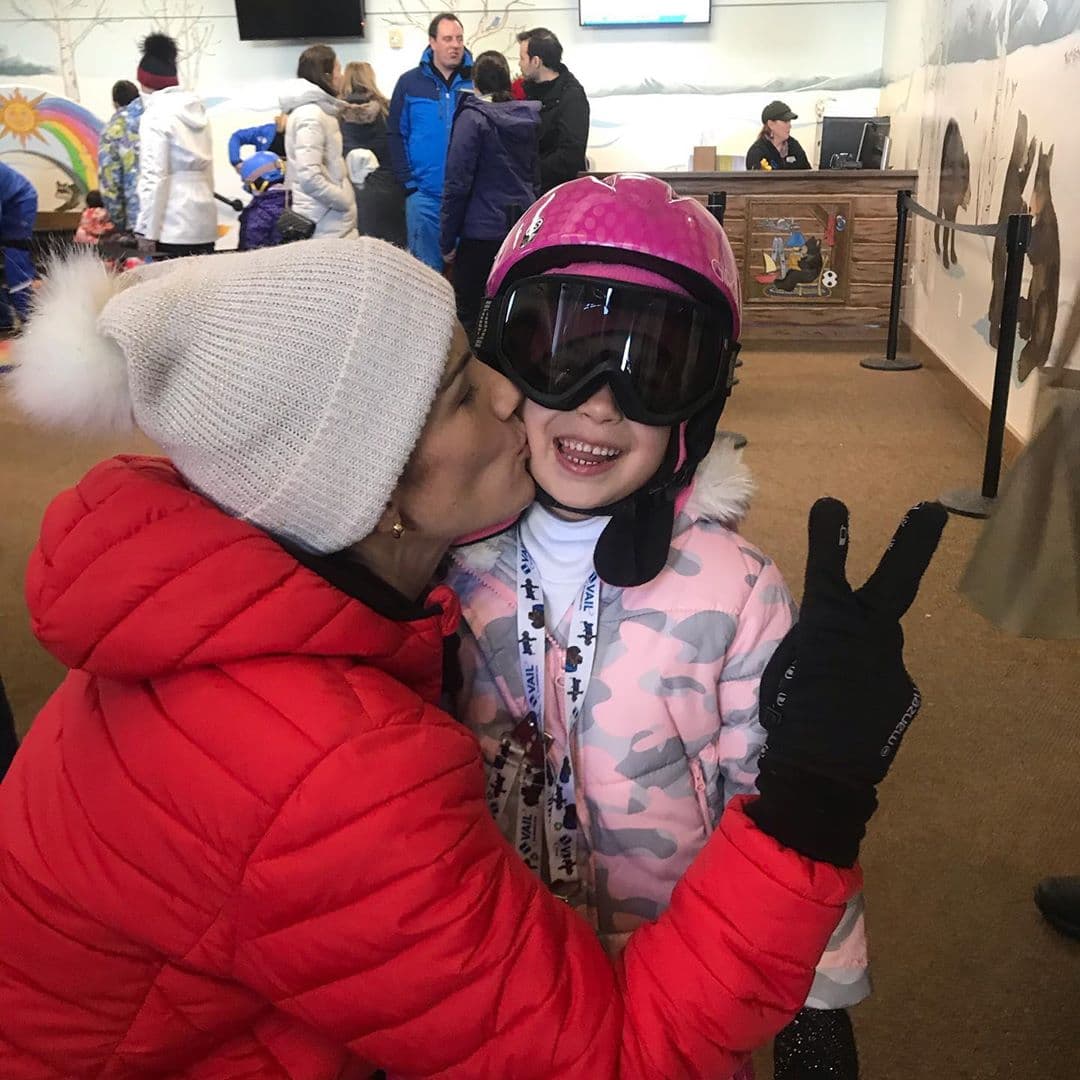 Michelle también estuvo en estas vacaciones familiares y también gozó esquiar junto a sus hermanos mayores y sus papás.