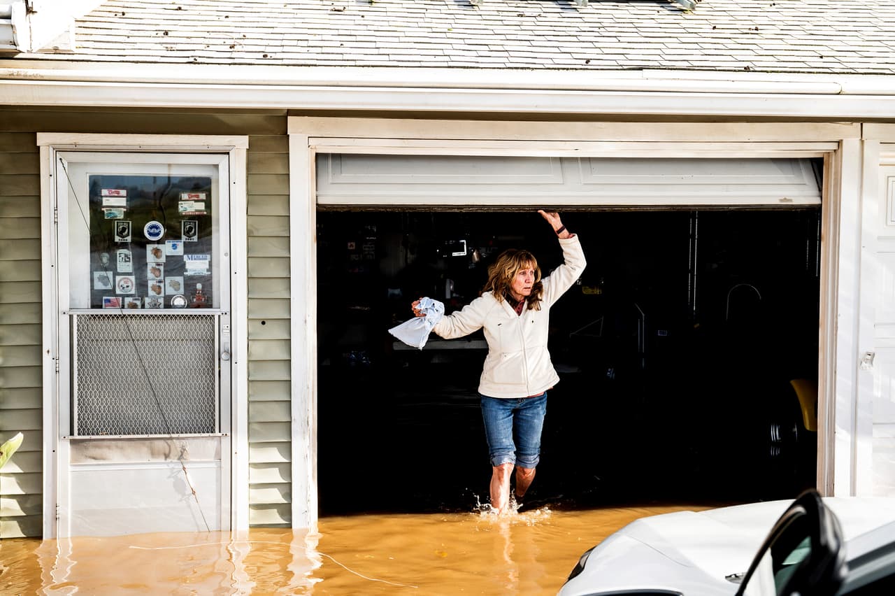 Los dueños de viviendas pueden usar este 
<a href="https://www.cslb.ca.gov/OnlineServices/CheckLicenseII/ZipCodeSearch.aspx" target="_blank">buscador para encontrar un contratista con licencia</a> que se especialice en el tipo de trabajo que necesita. Además, pueden visitar esta 
<a href="https://www.cslb.ca.gov/OnlineServices/CheckLicenseII/CheckLicense.aspx" target="_blank">página del gobierno de California</a> para corroborar que la persona o negocio con el que está tratando cuenta con una licencia emitida por el estado.
<br>
<br>A continuación, te mostramos las recomendaciones de las autoridades estatales para obtener los servicios de un contratista: