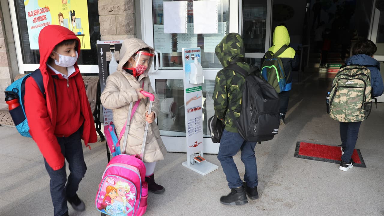 Asociación de maestros de Texas estudia acciones legales contra el gobernador Abbott