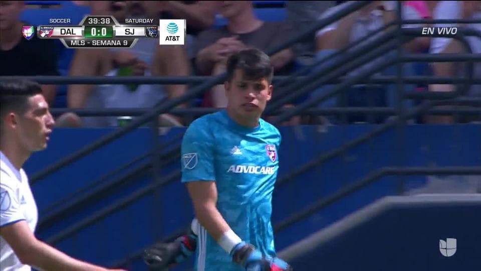 Tiro desviado de Shea Salinas