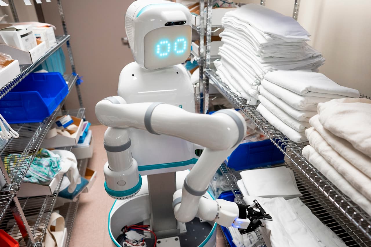 La máquina, desarrollada por Diligent Robotics, tiene una cara expresiva para comunicarse, una base móvil para desplazarse y un brazo mecánico para tomar los objetos. También puede recoger y trasladar de forma autónoma muestras de laboratorio, suministros médicos y ropa de cama dentro de un hospital.
<br>