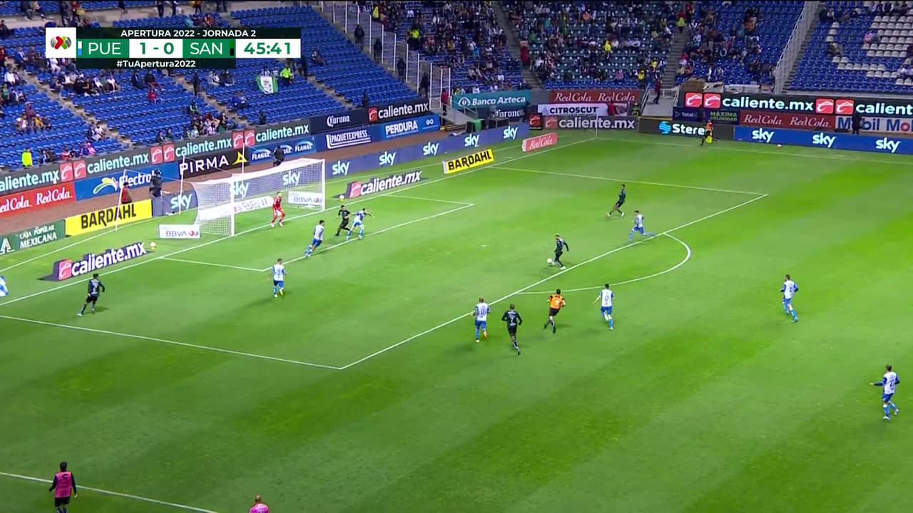 ¡CERCA! Leonardo Suárez disparó que se estrella en el poste.