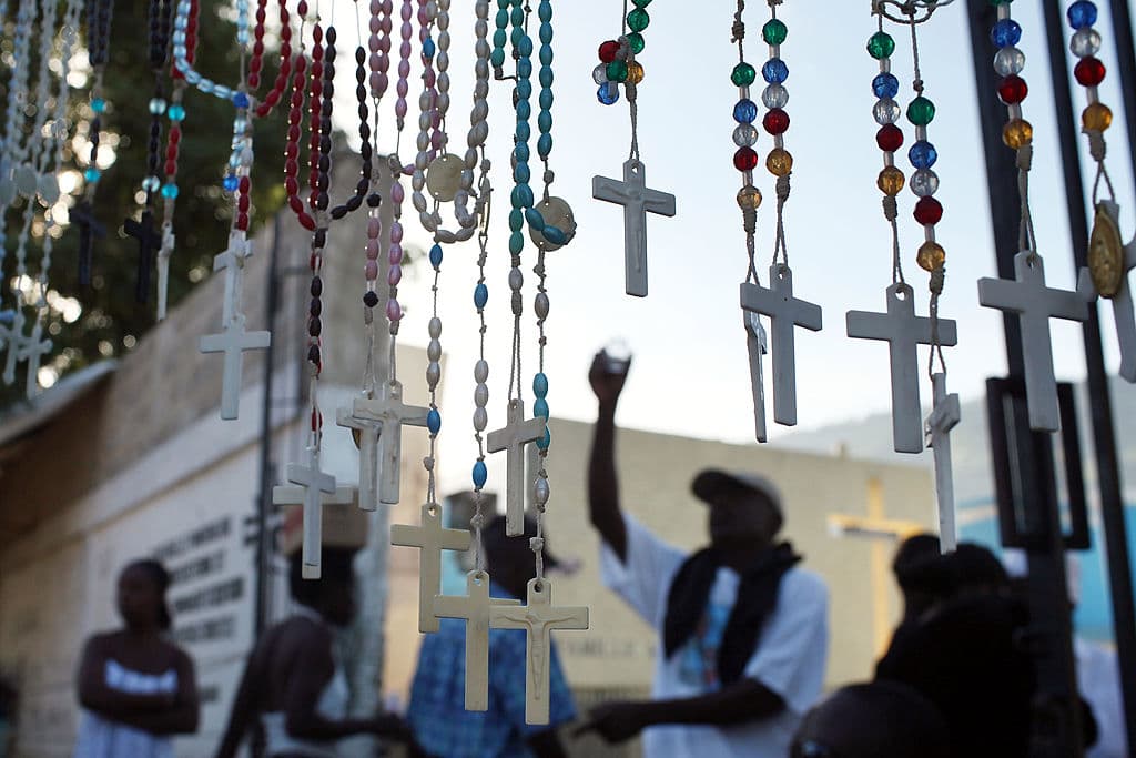 Cuando los esclavos africanos fueron traidos de Europa a distintos países de América Latina, por supuesto que trajeron sus propias costumbres y ritos, incluyendo su religión.